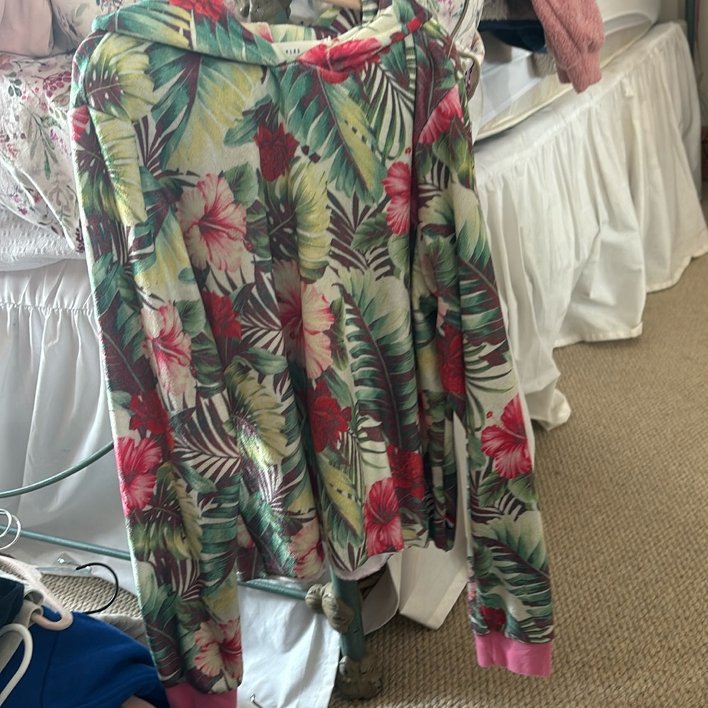 This pretty flower sweatshirt for the summer
